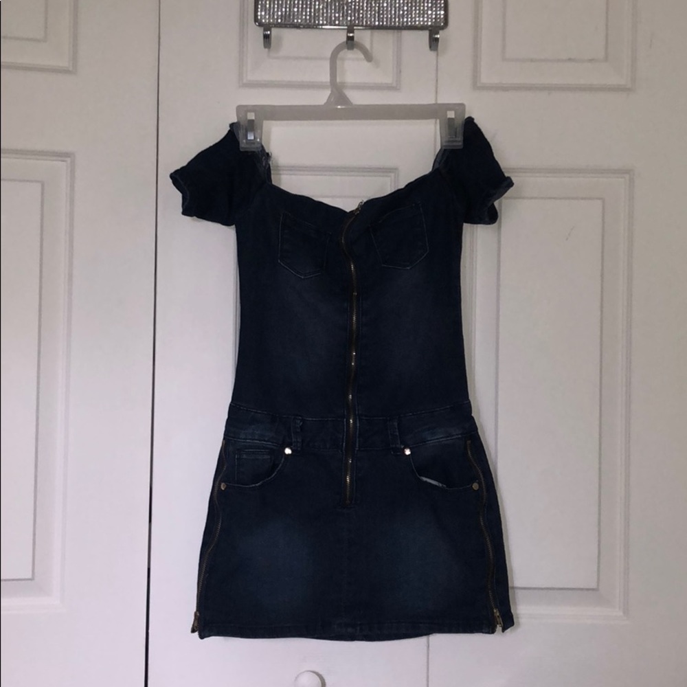 Denim of the shoulder dress